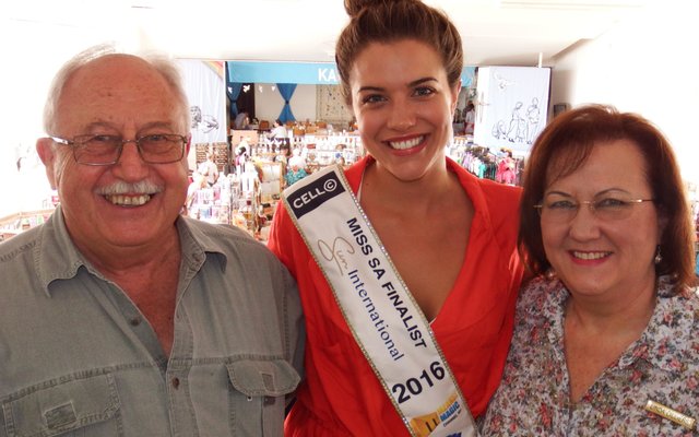 Marciel Hopkins, Mej Suid-Afrika Finalis vir 2016 se eerste besoek was aan die Kersmark. Hier is sy saam met die organiseerders van die Kersmark, Thys en Linda Cilliers.